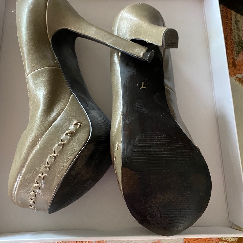 Heels - Picture 2 of 2